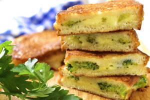 Bread stuffed with cheese and broccoli, served with cilantro
