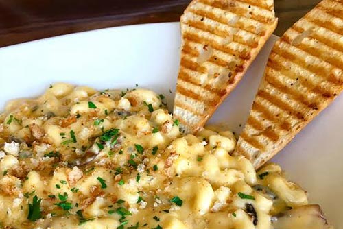 Macaroni and cheese with cauliflowers and seasoning. Baked food for children's lunch boxes.