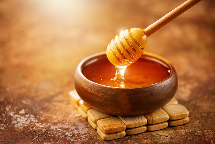 A bowl of honey in a bowl.
