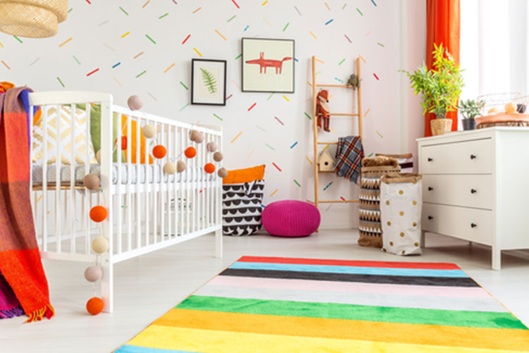 Colourful rug in the bedroom