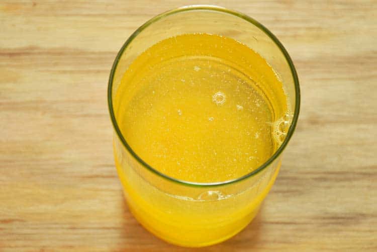 Electrolyte orange servi dans un verre