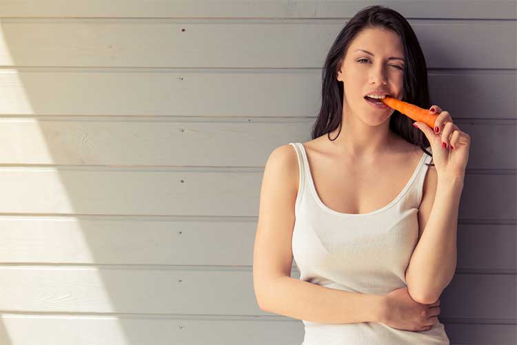 These health benefits of carrots for health, skin, and hair makes me want to bite into a carrot right now!